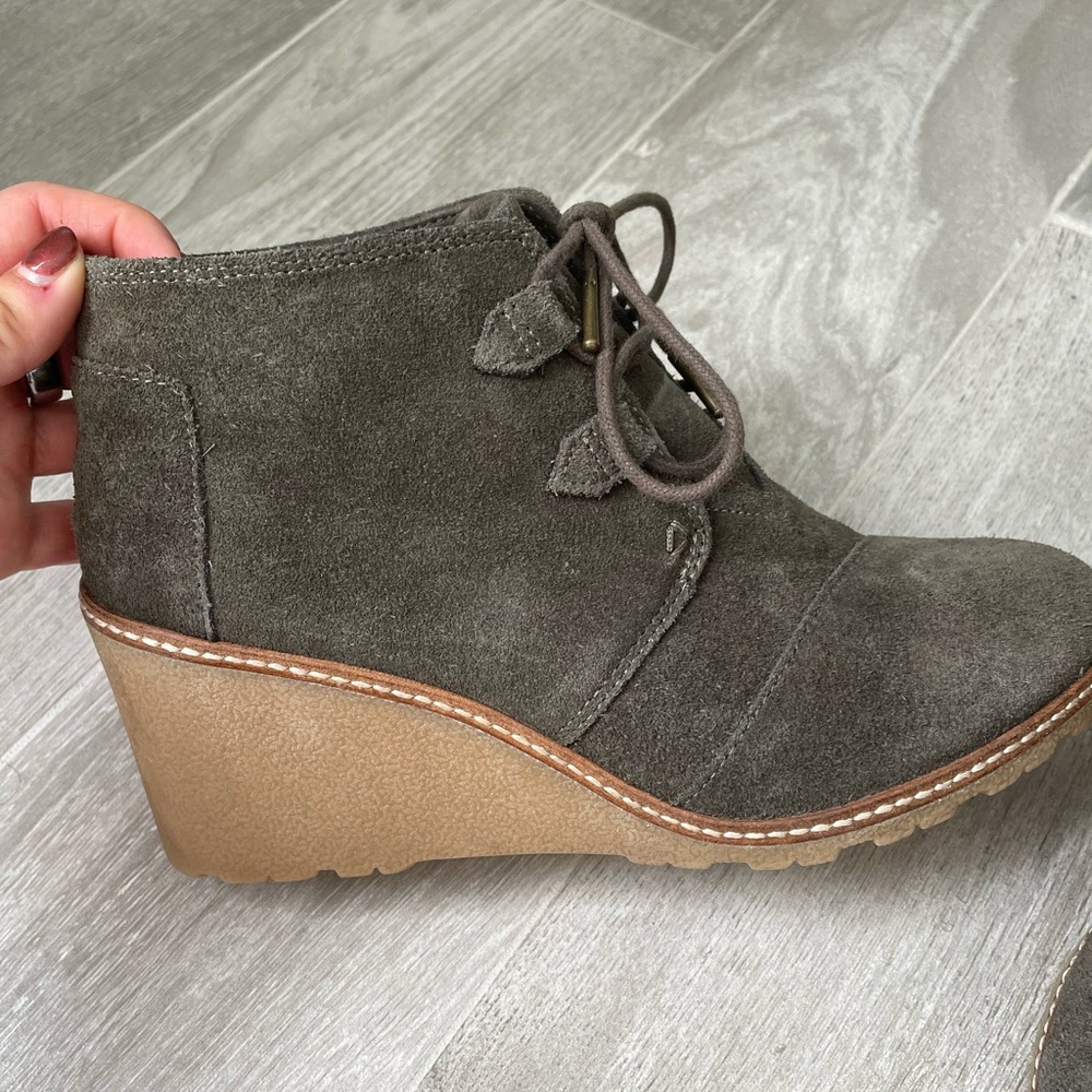 EUC Women’s Size 9 Olive Green Suede Ankle Boots
